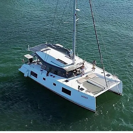 船上ホテル Elegant Yacht