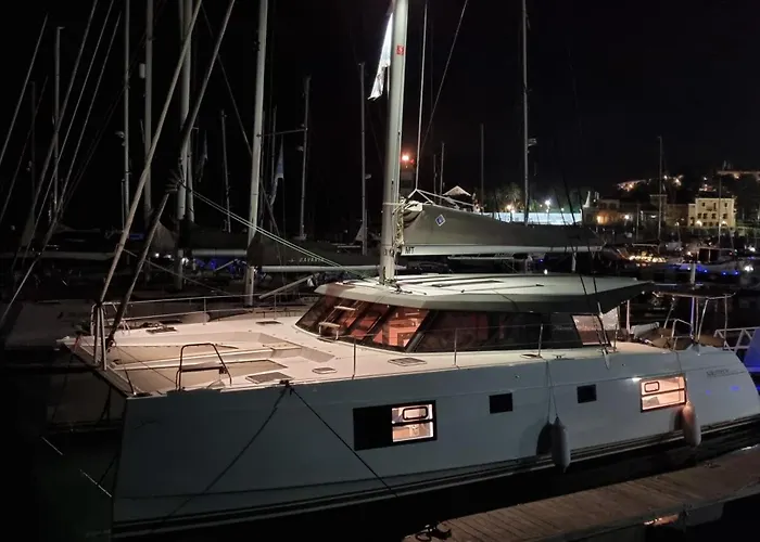 Elegant Yacht Hotel na wodzie *