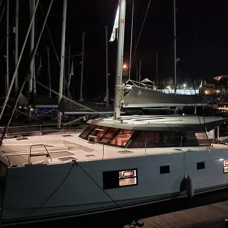 Elegant Yacht Πλωτό κατάλυμα *