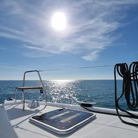 Πλωτό κατάλυμα Elegant Yacht *