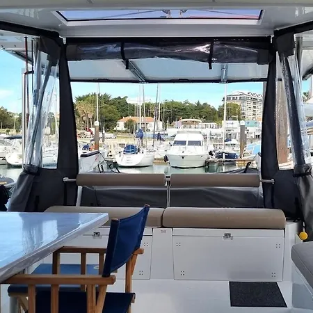 Πλωτό κατάλυμα Elegant Yacht *