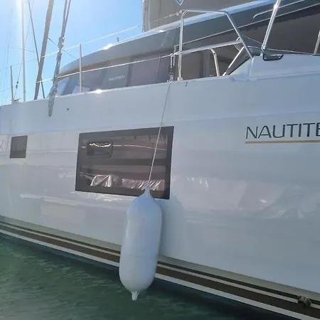 Elegant Yacht Πλωτό κατάλυμα *