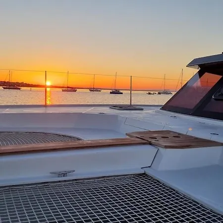 Elegant Yacht بوتيل